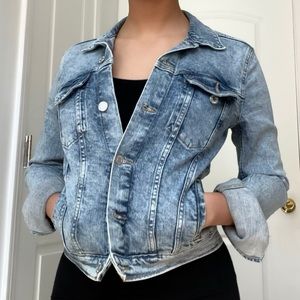 Chic Tight Light-Wash Denim Jacket